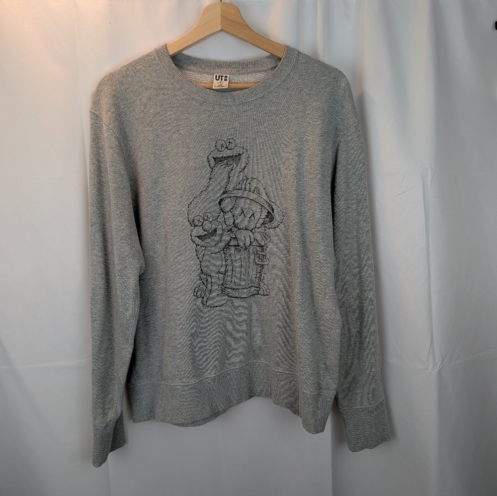 kaws x sesame Street x Uniqlo sweatshirt size M in VGUC minor piling